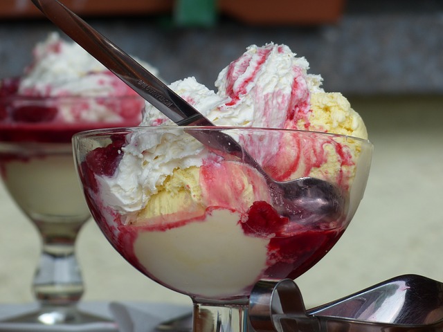 ice-cream-sundae-167571_640