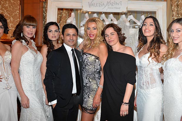 GinoSignoreValeriaMarinieVittoriaForaboschiconalcunemodelle Alpi Fashion Magazine Gino Signore Valeria Marini e Vittoria Foraboschi con alcune modelle