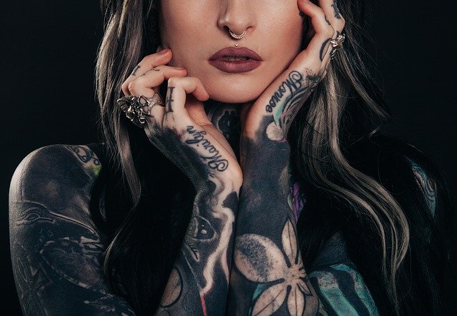 Donna con tatuaggi