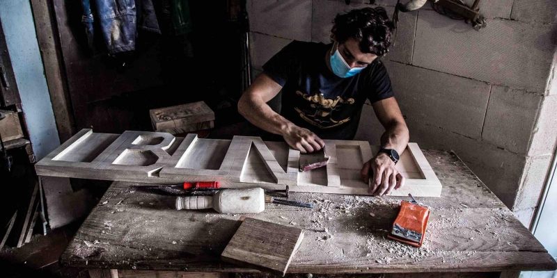 Artigiano intagliatore