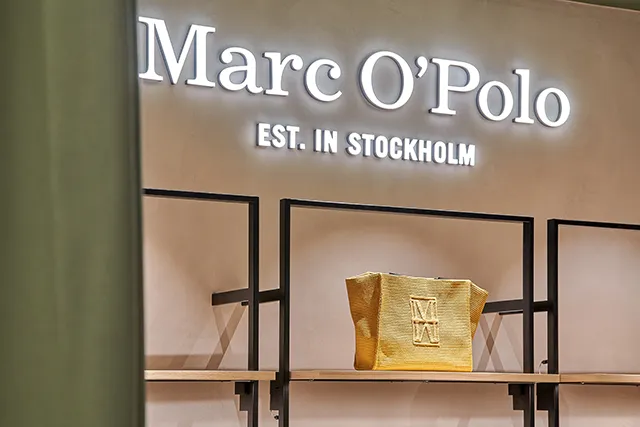 Marc OPoloStore Opening Bolzanovetrina Alpi Fashion Magazine Dettaglio di materiali sostenibili nel flagship store Marc OPolo tende verdi piastrelle terrazzo e pareti in argilla