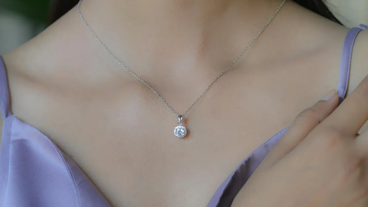 collana con punto luce