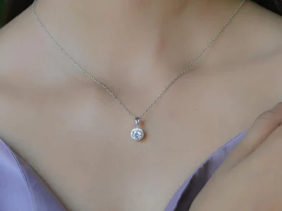 collana con punto luce