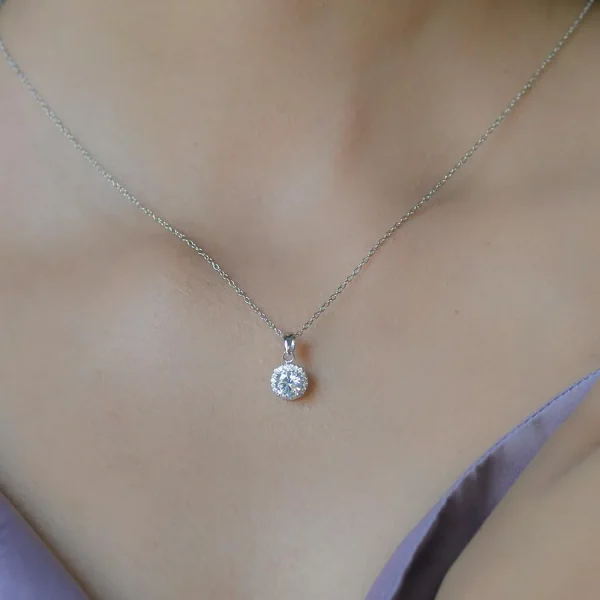 collana con punto luce