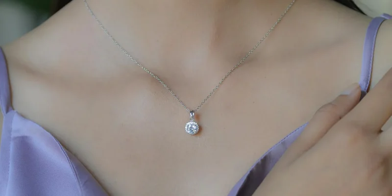 collana con punto luce